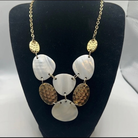 - Avon‎ Mother Of Pearl And Gold Tone Bib Necklace - Picture 1 of 3